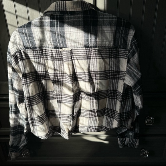 American Eagle Cropped Plaid Flannel Shirt - Picture 6 of 6